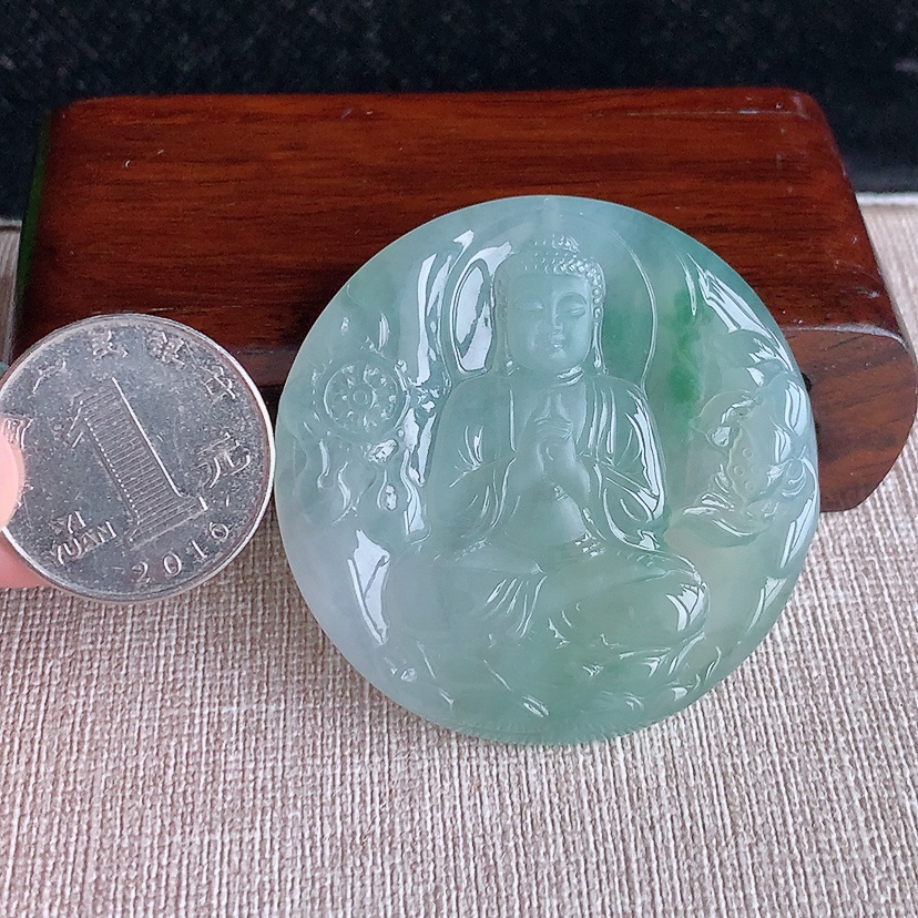 天然A货翡翠飘花一刀切大日如来吊坠 
尺寸48.2-6mm 重量30.99g 0322