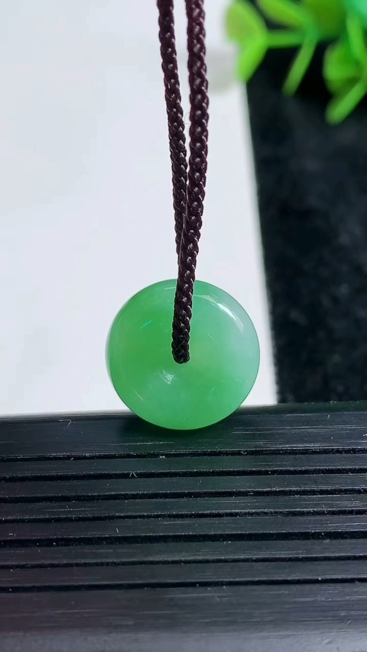 天然A货翡翠平安扣吊坠尺寸15.6-5.2重量:2.91g
3月23日