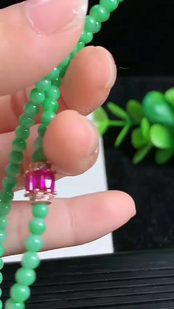 天然A货翡翠小米圆珠手串尺寸3.5-54颗重量:4.71g3月23日
工厂直销收藏佳品,种好水足，色泽均匀，有种有色，上手高大气！