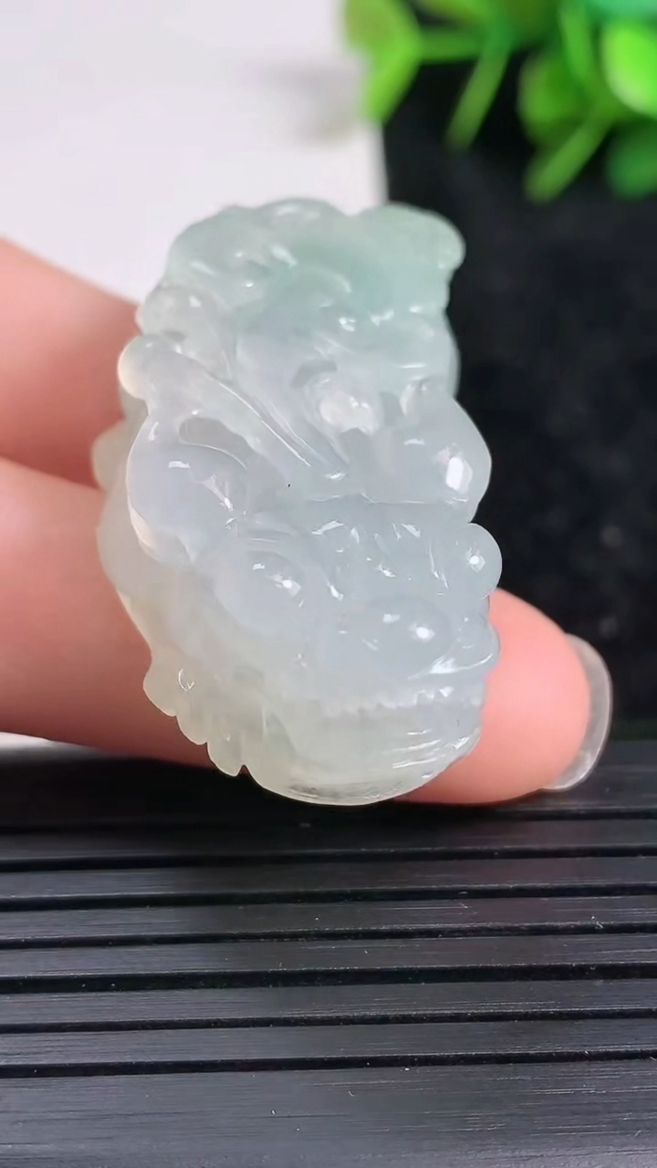 天然A货翡翠貔貅吊坠尺寸42.6-21.2-12.6重量:21.95g
3月23日