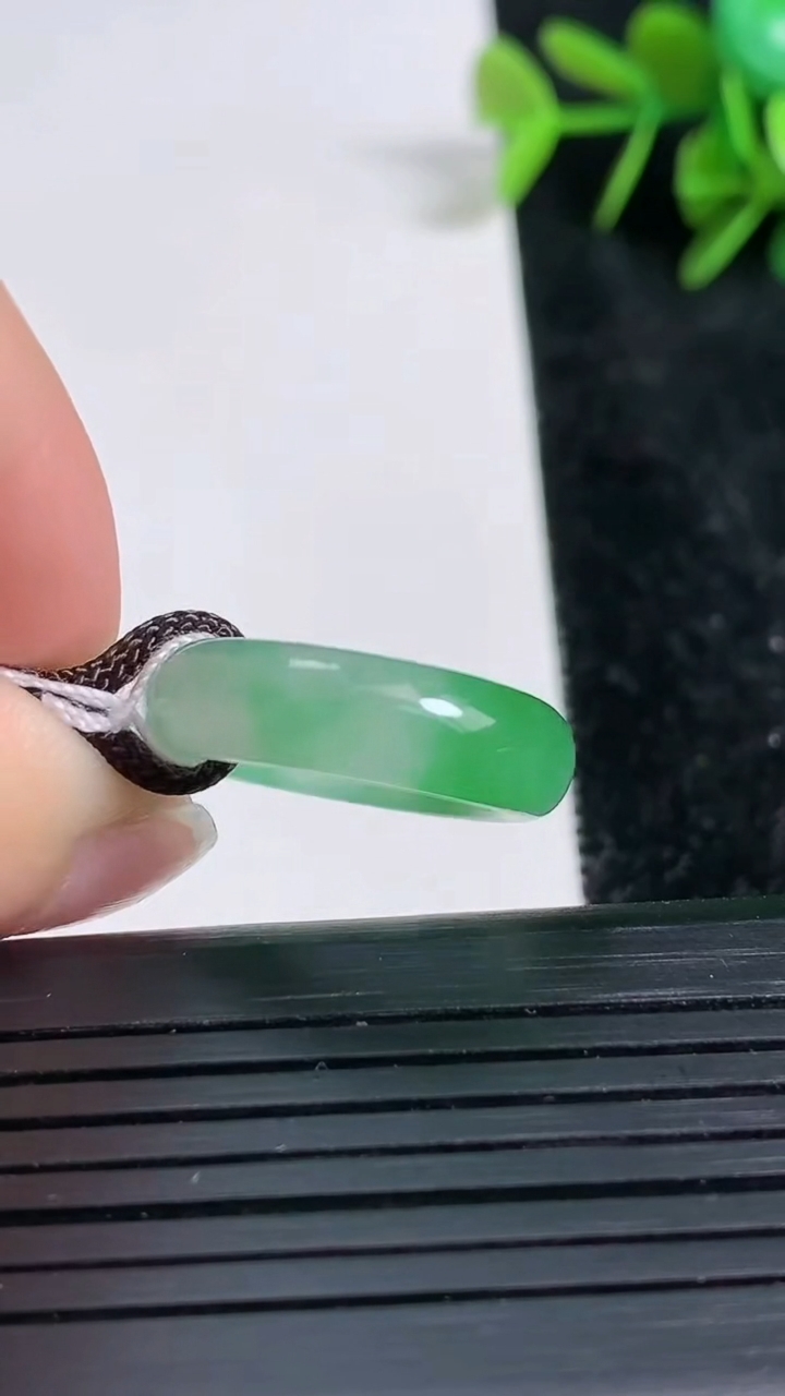 天然A货翡翠指环戒指尺寸16.2-5.9-3.2重量:3.42g2026年3月23日
工厂直销收藏佳品,种好水足，色泽均匀，有种有色，上手高大气！