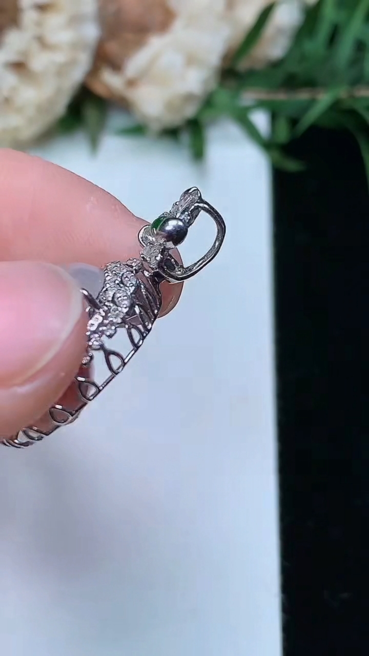 天然A货翡翠白冰平安扣吊坠，尺寸25.4-16.7-7.5，裸石13.7，重量:3.40g
3月23日