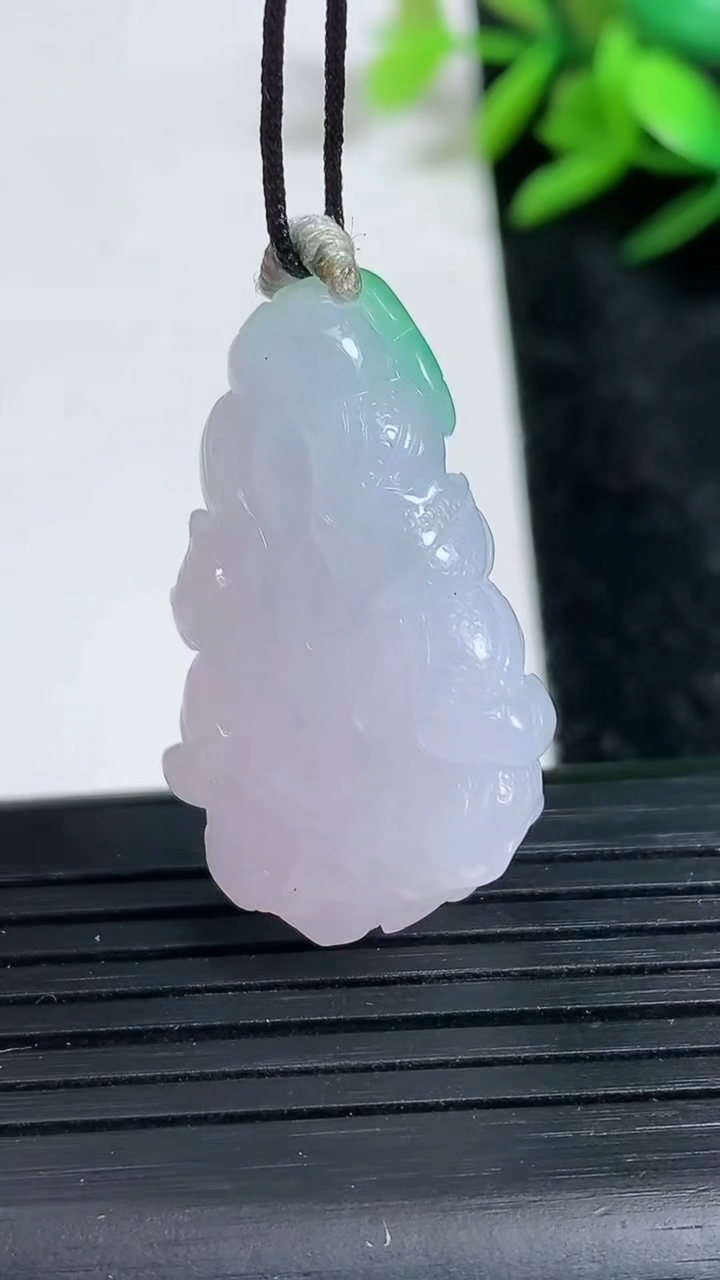 天然A货翡翠白菜吊坠尺寸32.4-20.7-12.3重量:13.19g
3月23日