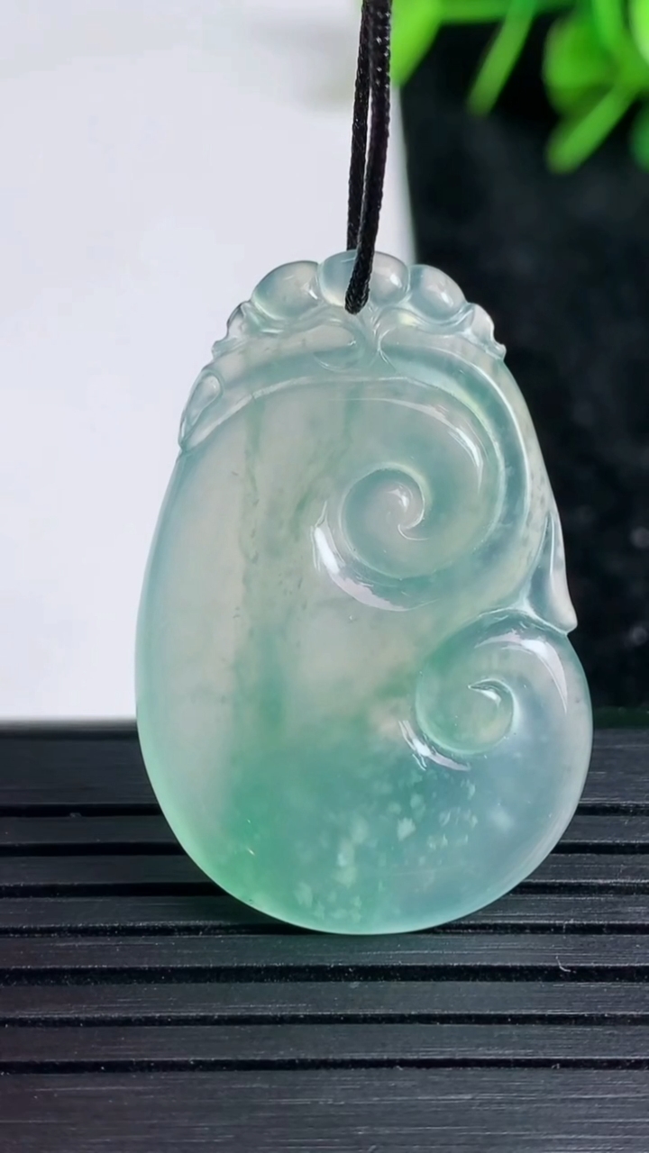 天然A货翡翠如意吊坠尺寸35-23.4-4.6重量:6.70g
3月23日