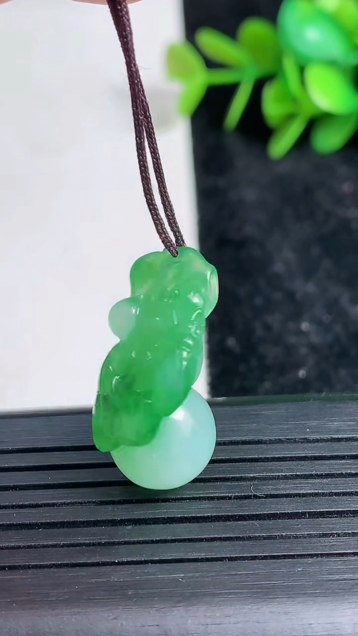 天然A货翡翠葫芦吊坠尺寸25.4-11-11.5重量:5.35g
3月23日