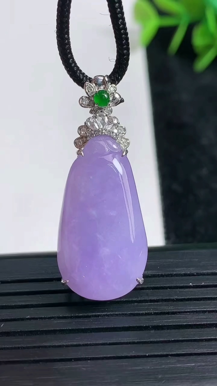 天然A货翡翠18K金紫罗兰福瓜吊坠尺寸35.1-14.2-9重量:5.14g
3月23日