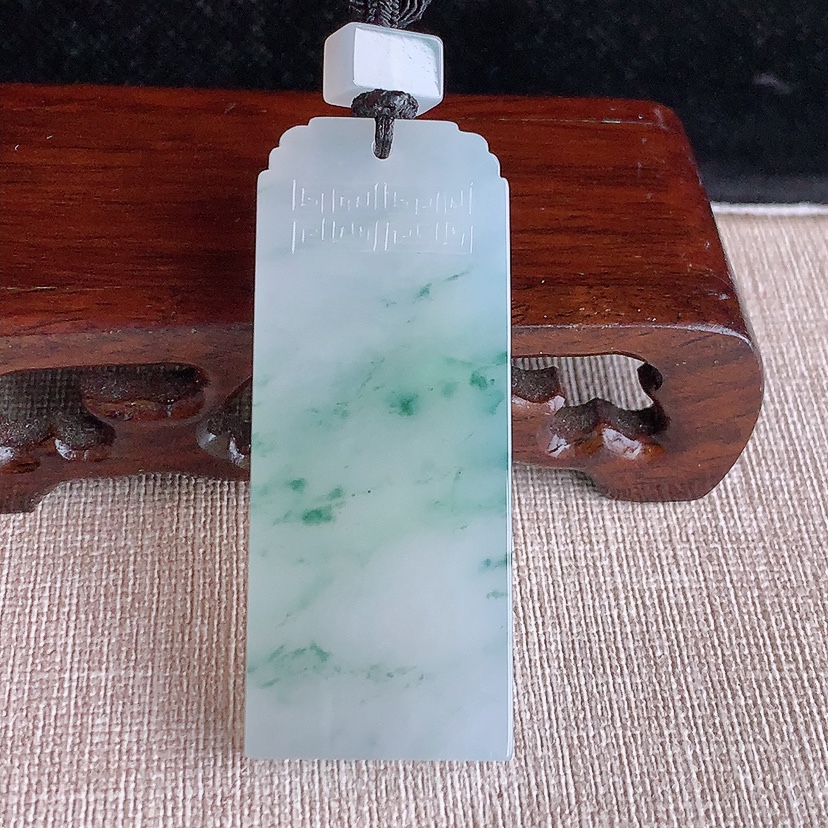 天然A货翡翠飘花仿古无事牌吊坠 
尺寸58-23.5-6.5mm 重量30.58g 0322