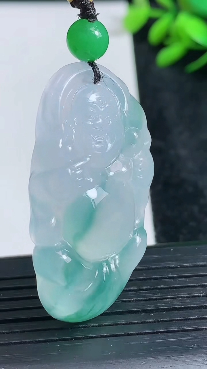 天然A货翡翠种飘花逍遥佛吊坠尺寸42.4-25.4-6.9重量:13.91g
3月23日