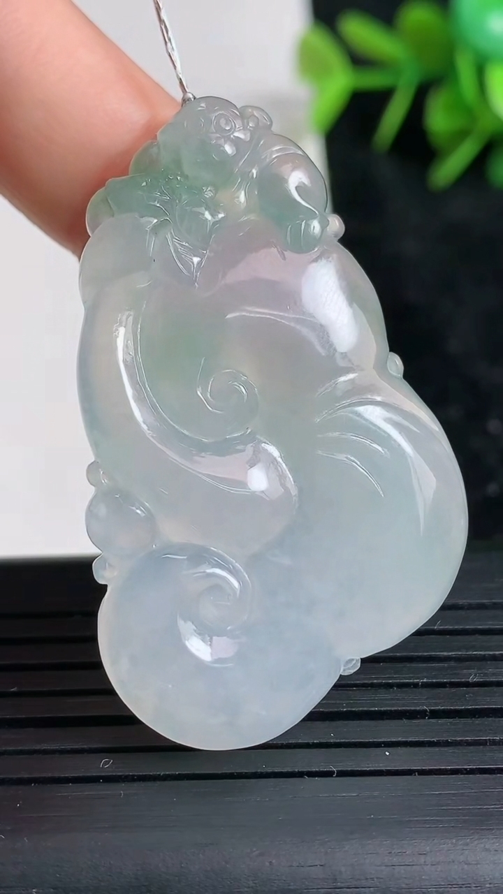 天然A货翡翠如意吊坠尺寸46.2-29.2-5.9重量:15.15g
3月23日