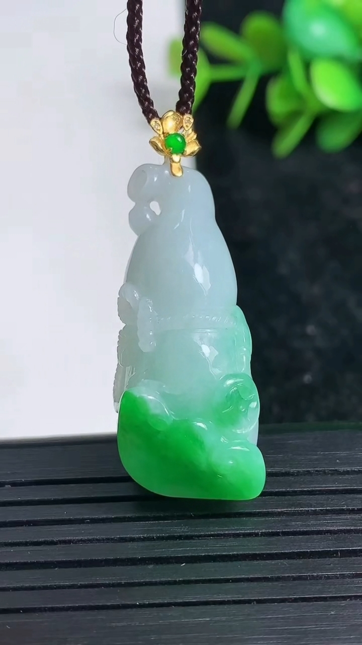 天然A货翡翠葫芦吊坠尺寸36.3-14.6-12.1重量:11.12g
3月23日