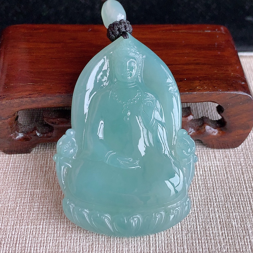 天然A货翡翠晴底观音吊坠 
尺寸59.4-42-7.5mm 重量40.12g 0322