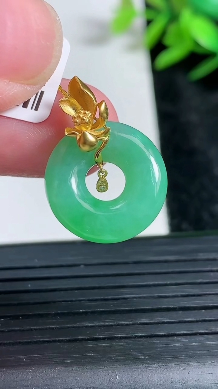 天然A货翡翠平安环吊坠尺寸16.7-5.5重量:3.47g
3月23日