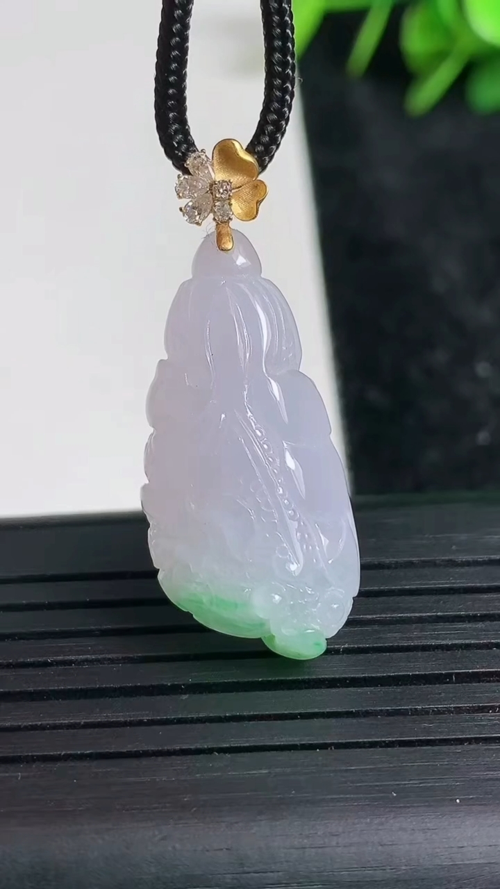 天然A货翡翠白菜吊坠尺寸30.9-15.3-8.6重量:5.71g
3月23日