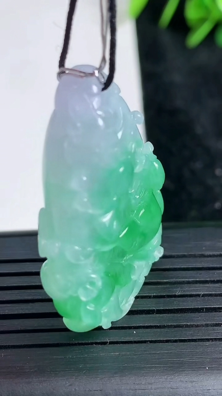 天然A货翡翠白菜吊坠尺寸36.6-23.7-11.4重量:15.28g
3月23日