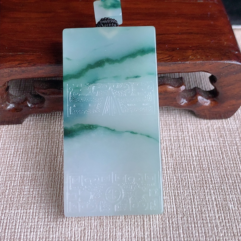 天然A货翡翠飘花仿古无事牌吊坠 
尺寸53.2-26.6-6mm 重量31.33g 0322