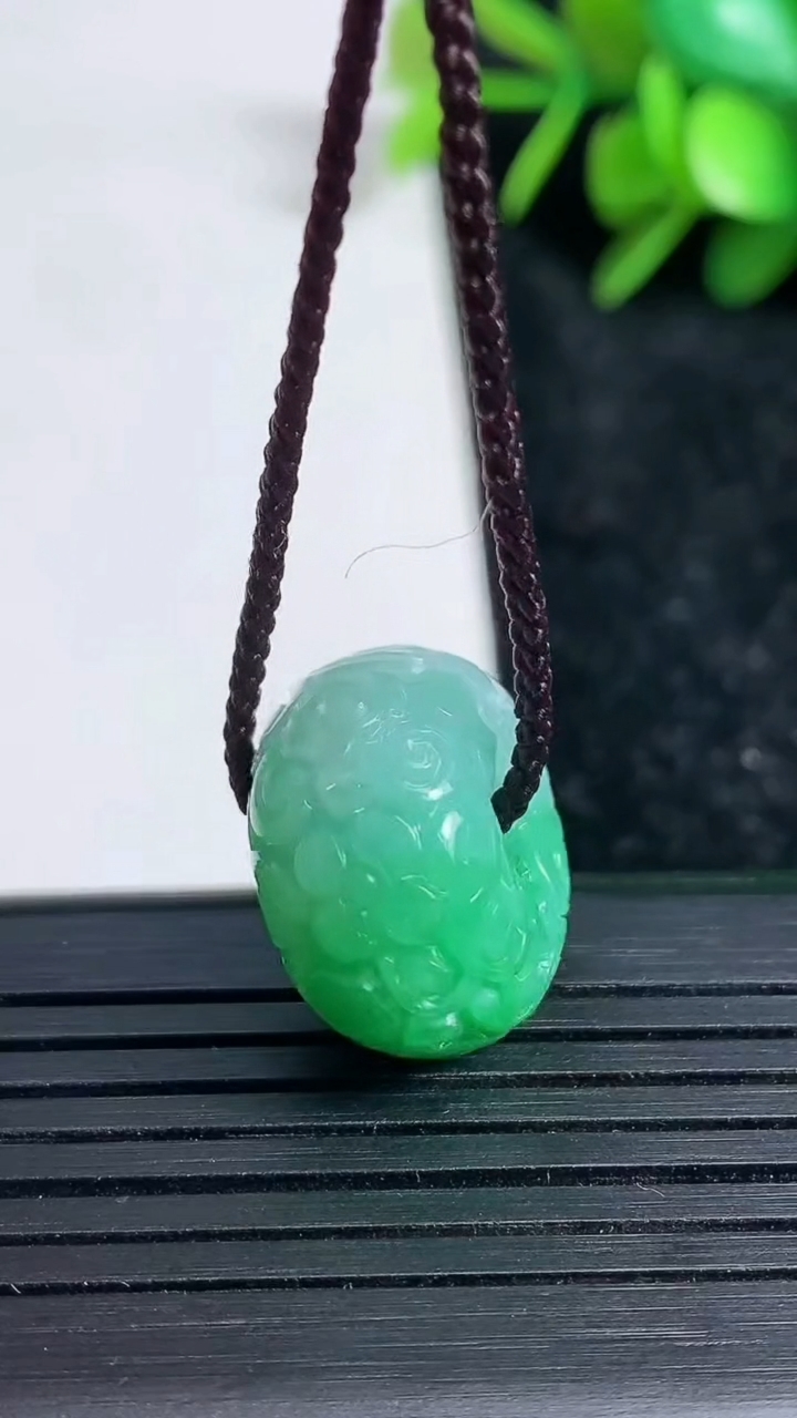 天然A货翡翠雕花路路通吊坠尺寸18.5-10.7重量:7.49g
3月23日