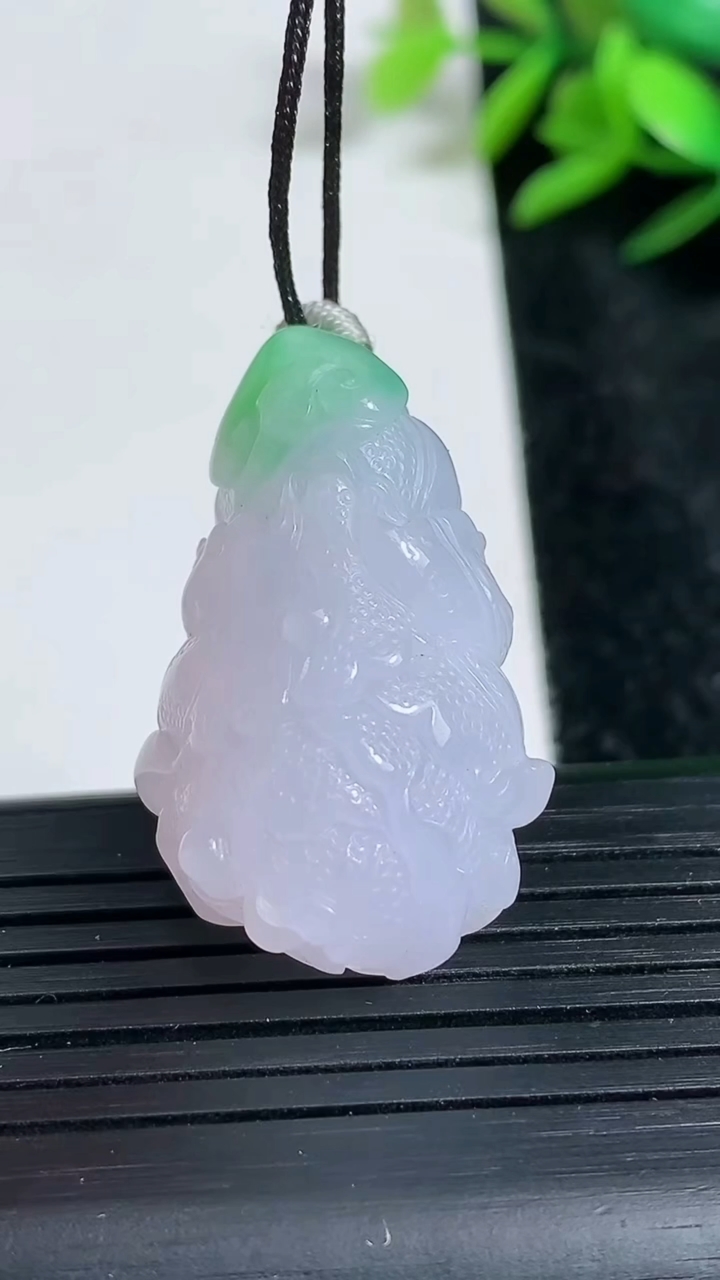 天然A货翡翠白菜吊坠尺寸32.4-20.7-12.3重量:13.19g
3月23日