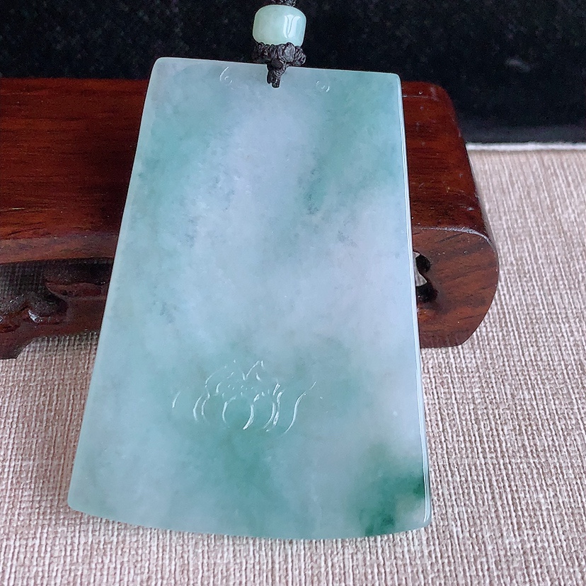 天然A货翡翠飘花千手观音吊坠 
尺寸65.5-47.5-6mm 重量45.28g 0322