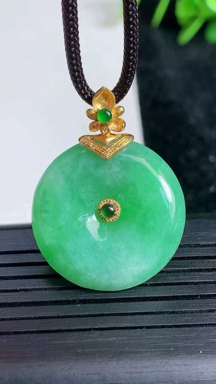 天然A货翡翠平安扣吊坠尺寸24.1-5.8重量:7.95g
3月23日