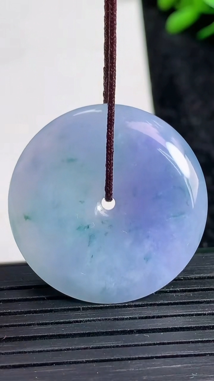 天然A货翡翠紫罗兰飘花平安扣吊坠尺寸30.8-5.6重量:10.96g
3月23日