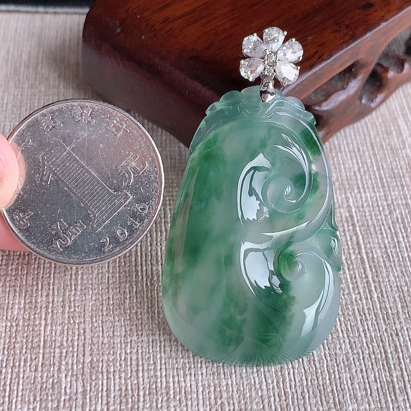 天然A货翡翠18K金伴钻镶嵌飘花大件如意吊坠  
尺寸50.3-40.8-26.3-6mm 重量14.08g 0322
