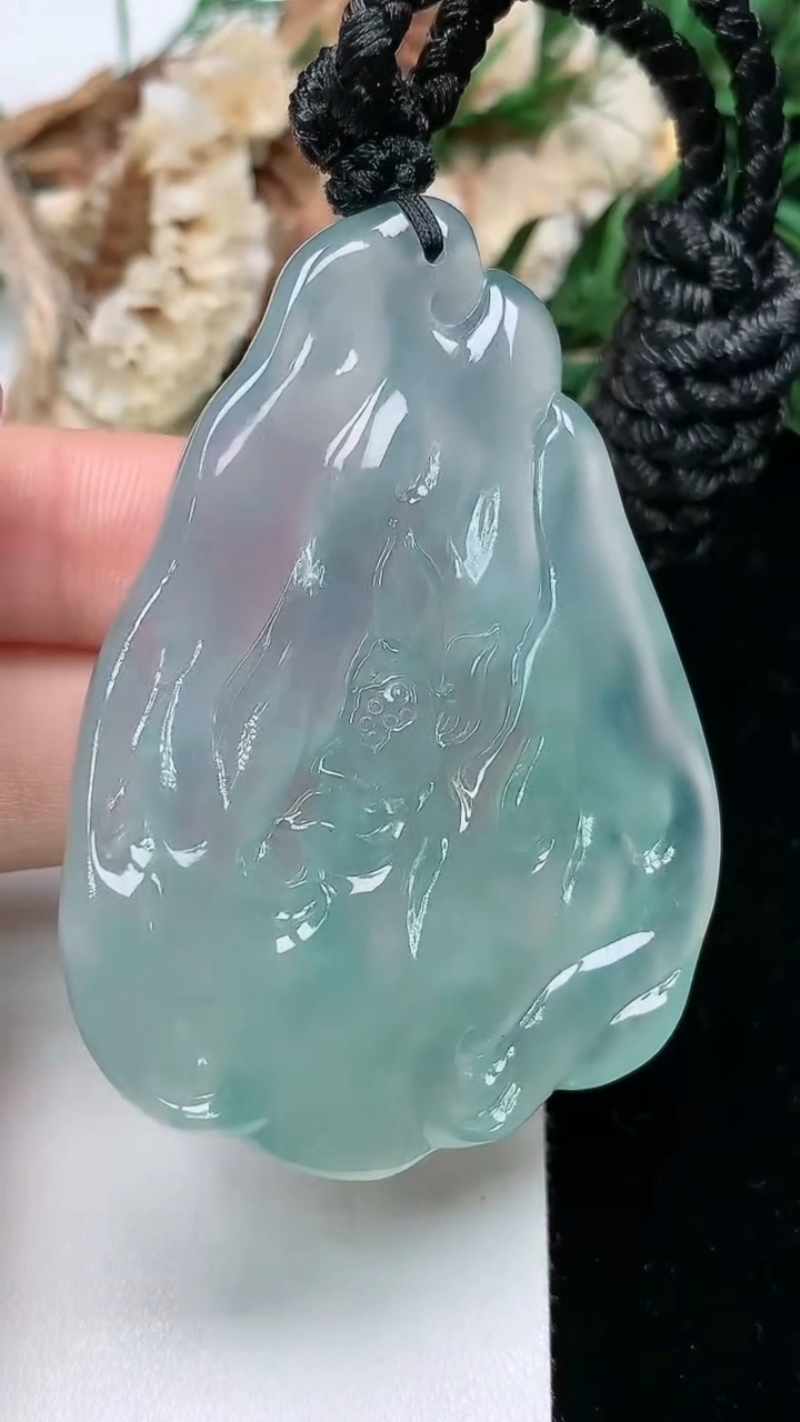 天然A货翡翠观音菩萨吊坠，尺寸56.6-40.9-7.6，重量:37.28g
3月23日