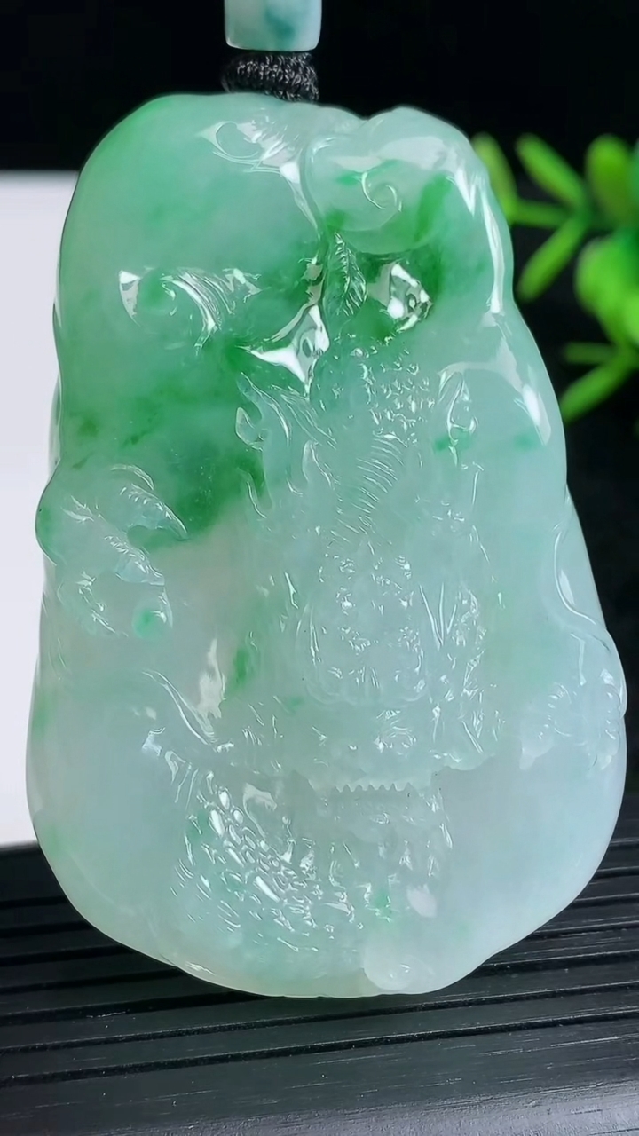 天然A货翡翠龙牌吊坠尺寸60.8-40.8-10.8重量:58.32g
3月23日