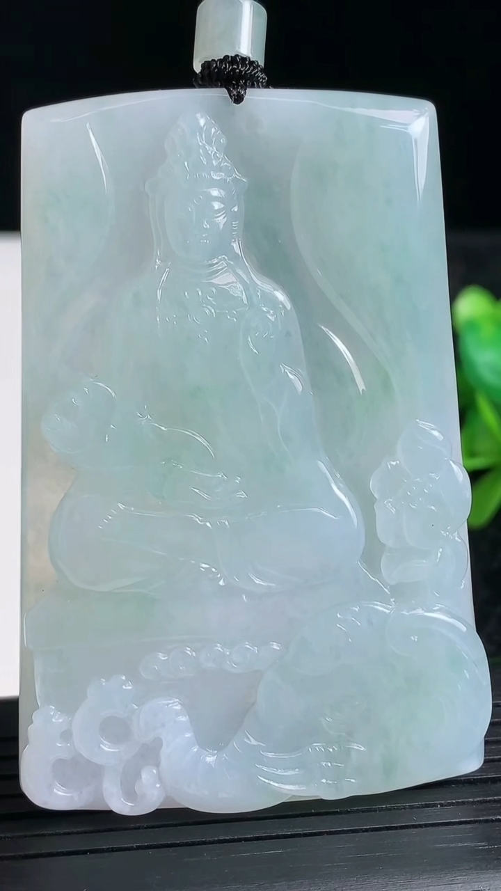 天然A货翡翠普贤菩萨吊坠尺寸66-44.1-5.7重量:47.47g
3月23日