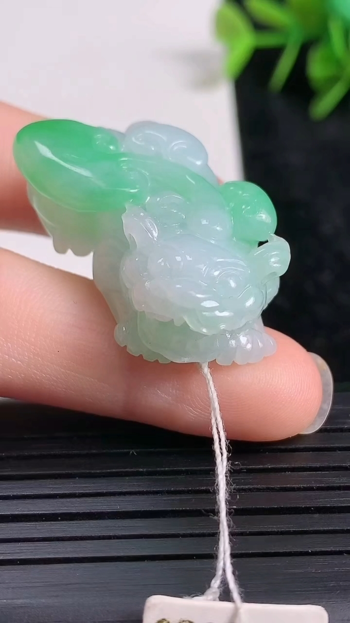 天然A货翡翠貔貅吊坠尺寸34.2-21.2-12.8重量:16.48g
3月23日