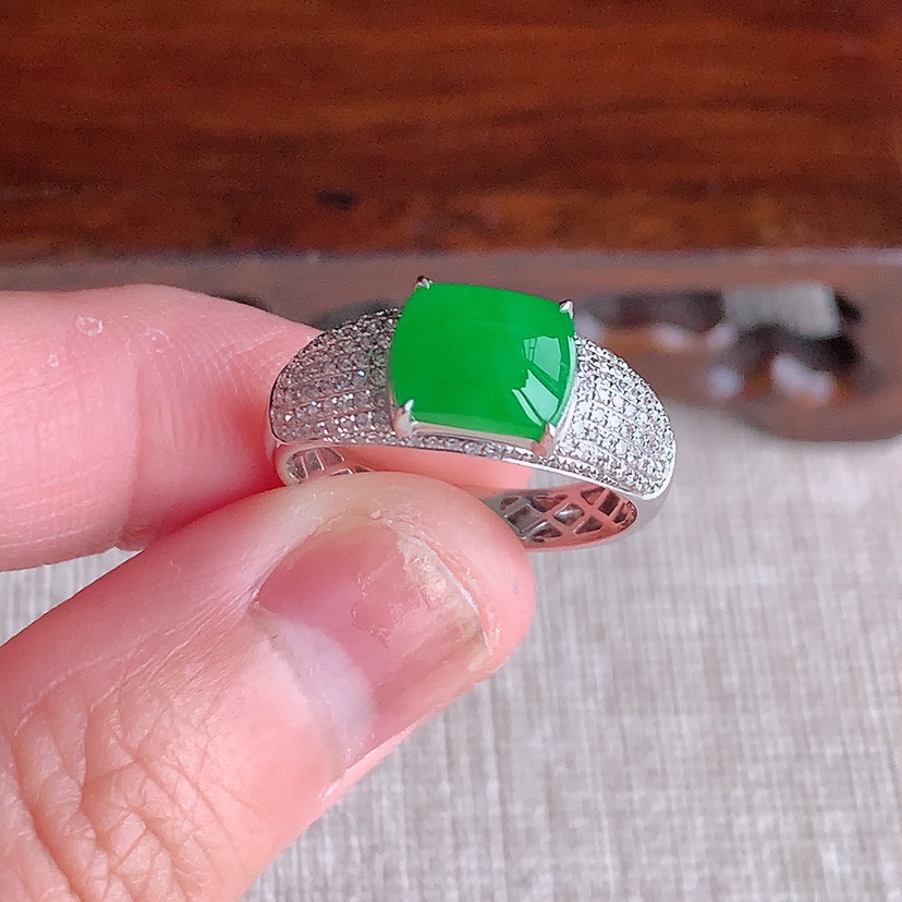 天然A货翡翠18K金伴钻镶嵌阳绿马鞍戒指 圈口17.5裸石
尺寸8-6mm 重量2.26g 0322