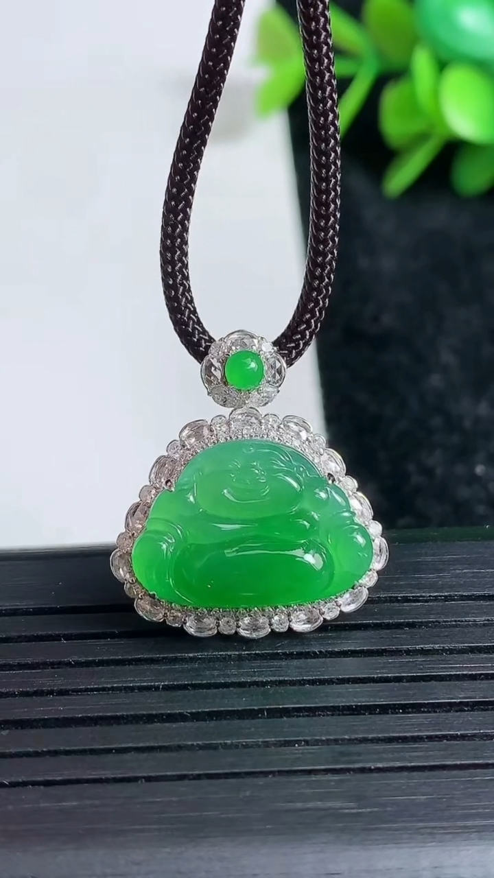 天然A货翡翠佛公吊坠尺寸23.6-21.2-9.5裸石12.3-17.8重量:4.37g
3月23日