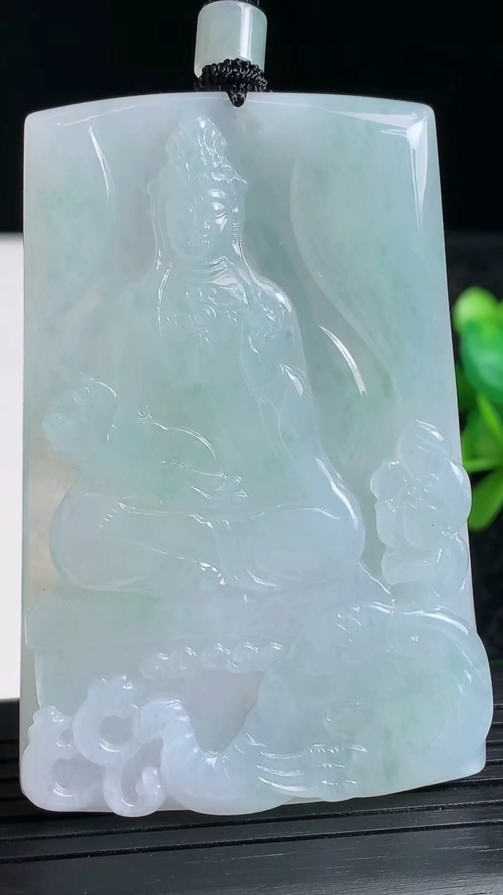 天然A货翡翠普贤菩萨吊坠尺寸66-44.1-5.7重量:47.47g
3月23日