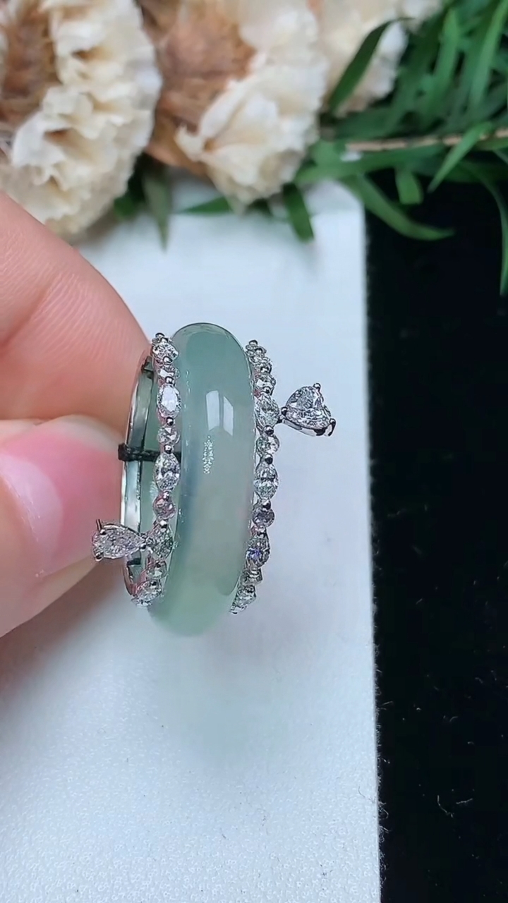 天然A货翡翠指环戒指，尺寸17.8-5.2-3，重量:5.73g2026年3月23日
工厂直销收藏佳品,种好水足，色泽均匀，有种有色，上手高大气！