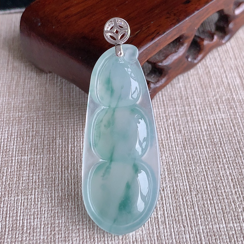 天然A货翡翠18K金镶嵌飘花大福豆平安豆四季豆吊坠 
尺寸52.6-44.8-18.6-6.6mm 