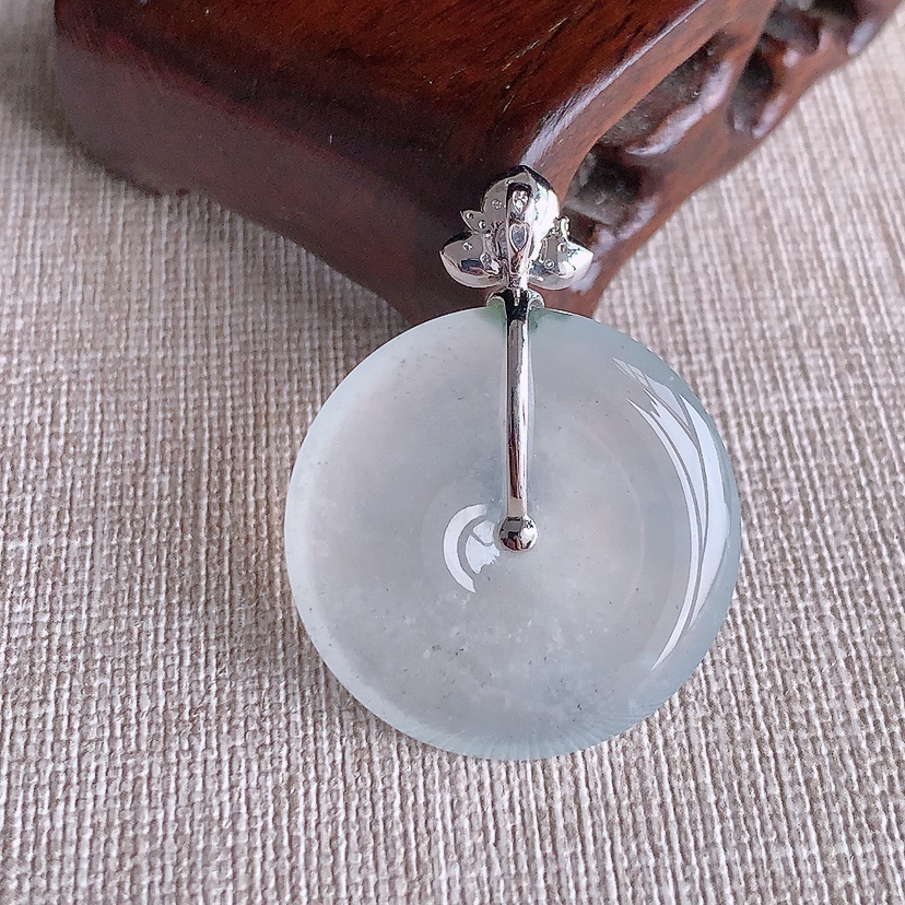 天然A货翡翠18K金伴钻镶嵌白冰白月光平安扣吊坠 
尺寸37-28.3-5.2mm 重量10.00g