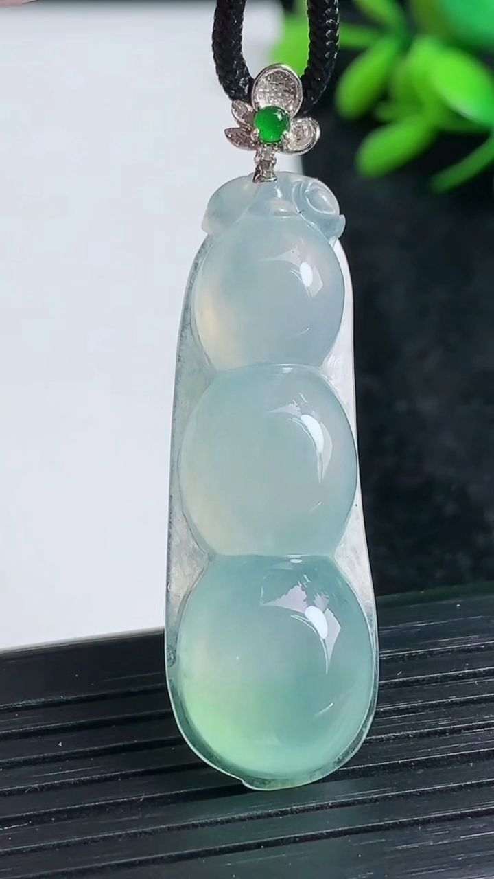 天然A货翡翠福豆吊坠尺寸43.2-14.8-6.7重量:7.88g
3月23日