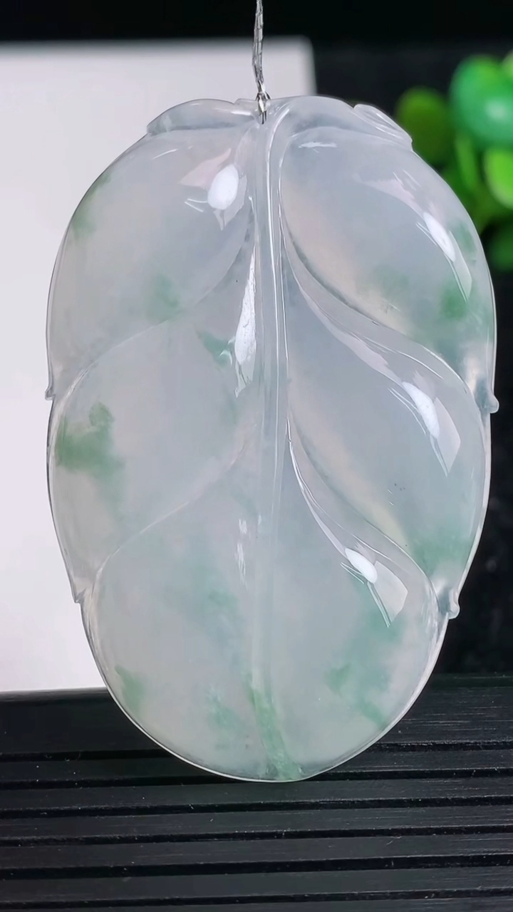 天然A货翡翠种飘花金枝玉叶 叶子吊坠尺寸52.6-34.8-6重量:20.87g
3月23日