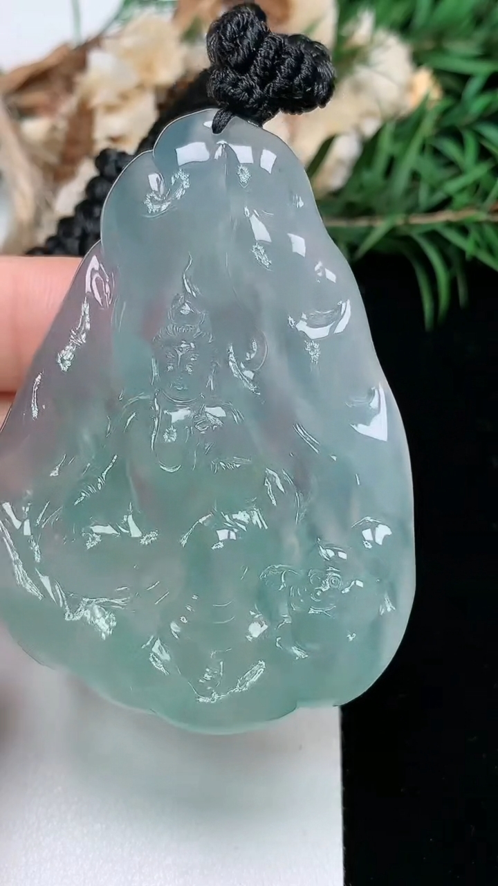 天然A货翡翠观音菩萨吊坠，尺寸56.6-40.9-7.6，重量:37.28g
3月23日