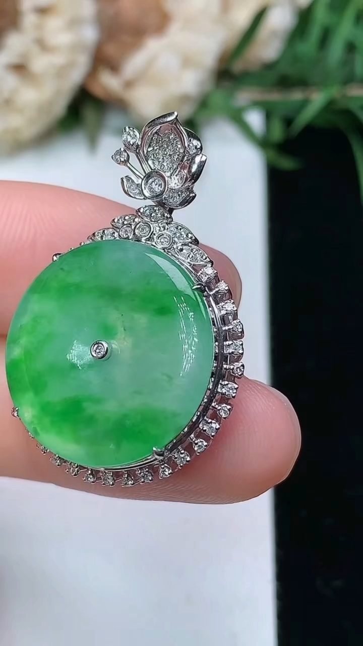 天然A货翡翠平安扣吊坠，尺寸30.2-20.9-7.3，裸石18，重量:4.61g
3月23日