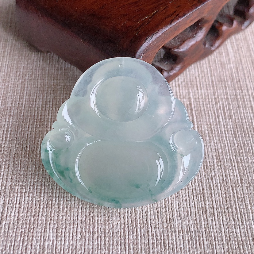 天然A货翡翠飘花佛公吊坠 
尺寸32.8-35.5-8mm 重量13.70g 0322