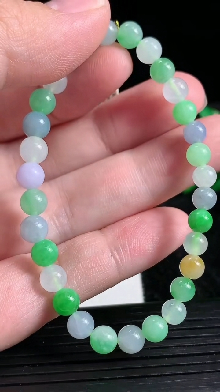 天然A货翡翠三彩圆珠手串尺寸6.1-31颗重量:10.66g3月23日
工厂直销收藏佳品,种好水足，色泽均匀，有种有色，上手高大气！