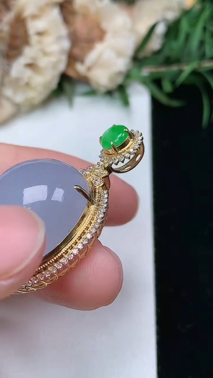 天然A货翡翠紫罗兰蛋面吊坠，尺寸36.3-22.8-13.8，裸石21-19，重量:9.85g
3月23日