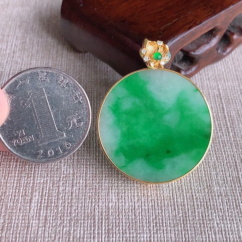 天然A货翡翠18K金镶嵌飘阳绿无事牌吊坠 
尺寸38.8-30.4-4.6mm 重量11.46g 0322