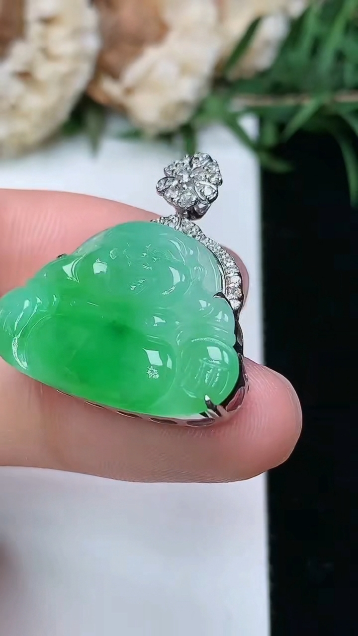 天然A货翡翠佛公吊坠，尺寸26.7-24.9-6.9，重量:4.84g
3月23日