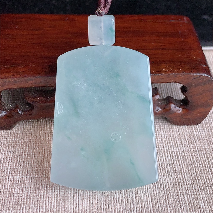 天然A货翡翠飘花无事牌吊坠 
尺寸46.4-34-6mm 重量29.16g 0322