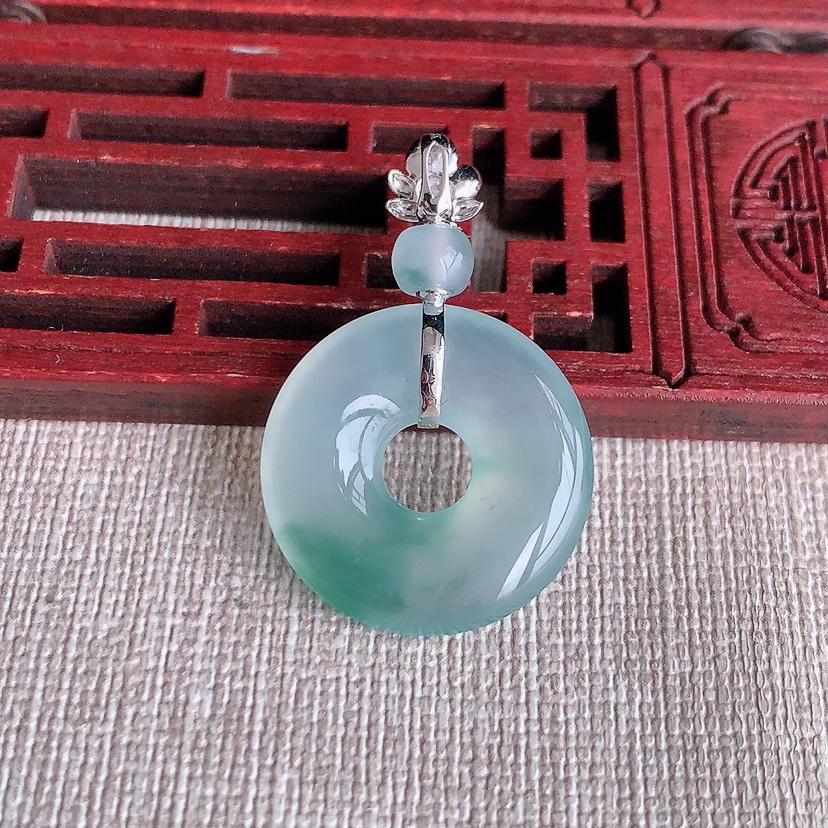 天然A货翡翠18K金镶嵌飘花平安环吊坠 
尺寸35.2-22.3-4.7mm 重量5.26g 032