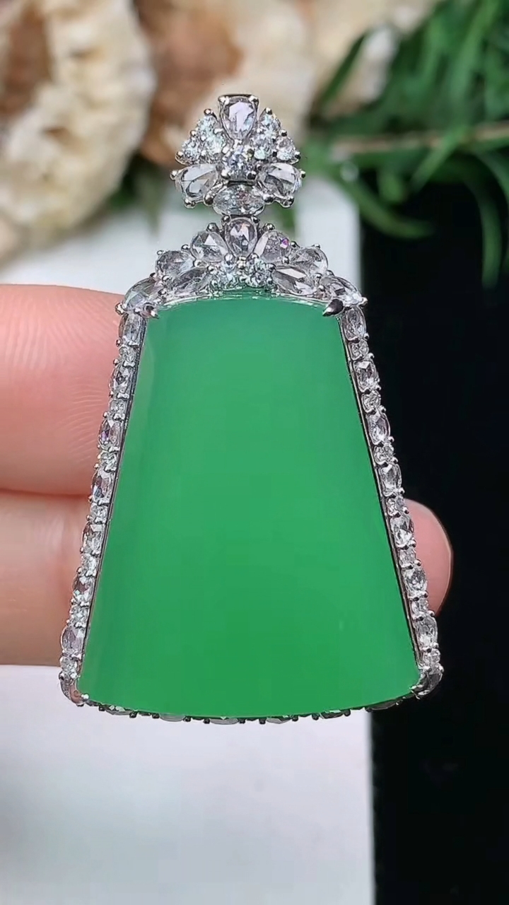 天然A货翡翠无事牌吊坠，尺寸38.3-23.3-10.2，裸石24.3-18.6，重量:12.17g
3月23日，重量:12.17g