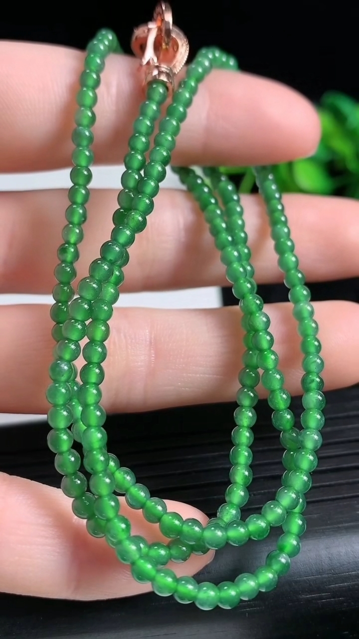 天然A货翡翠小米珠项链尺寸2.9重量:9.03g
3月23日