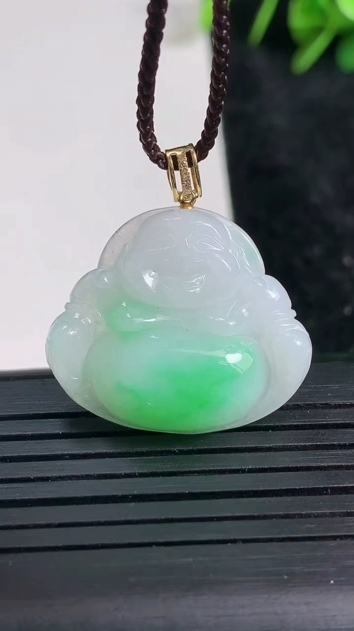 天然A货翡翠佛公吊坠尺寸22.4-26.3-5.5重量:5.00g
3月23日