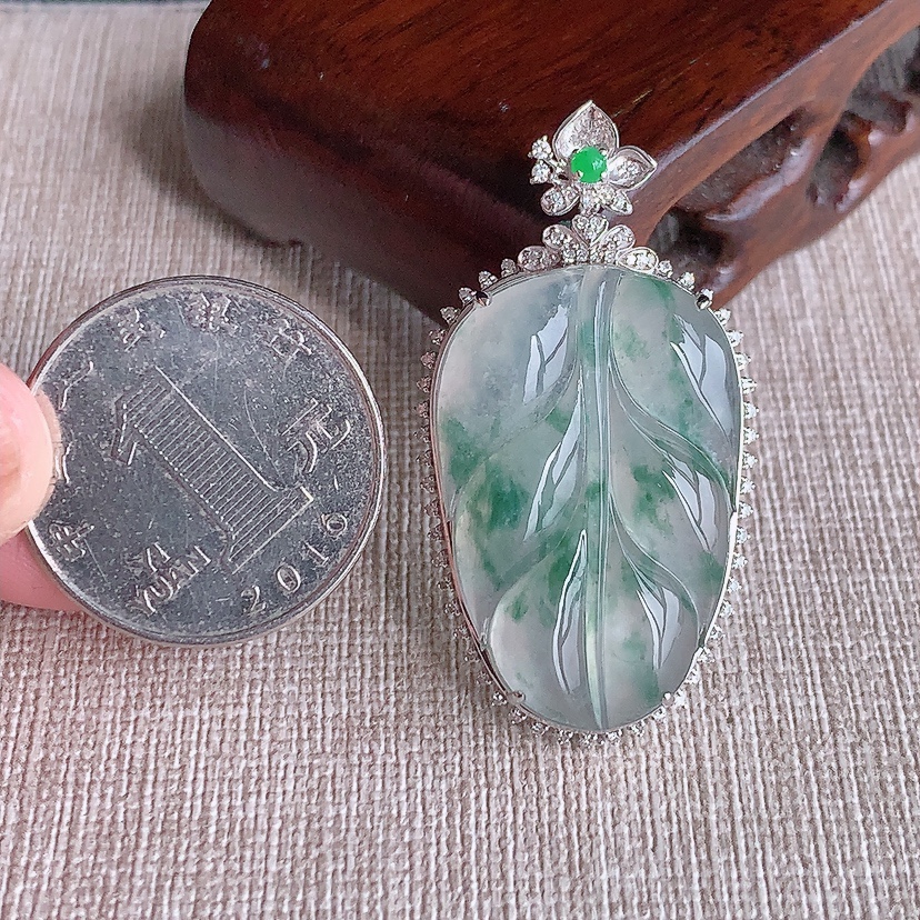 天然A货翡翠18K金伴钻镶嵌飘花叶子金枝玉叶吊坠 
尺寸43.2-23-9.5裸石30.5-20.3mm 重量6.92g 0322